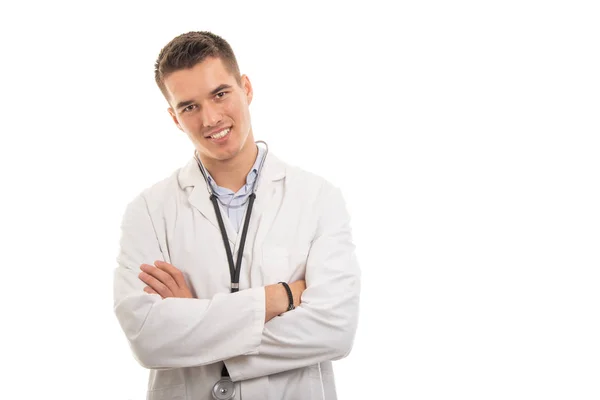 Retrato de jovem médico bonito de pé com os braços cruzados — Fotografia de Stock