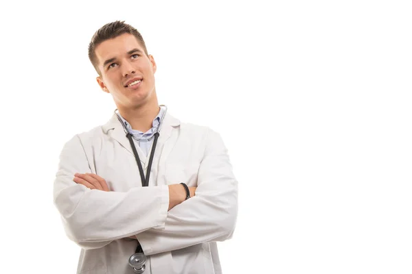 腕を組んで立っている若いハンサムな医者の肖像画 — ストック写真
