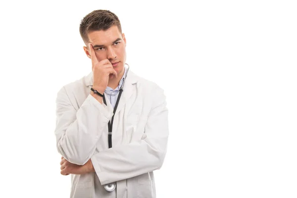 Retrato de un joven médico guapo posando como pensando —  Fotos de Stock