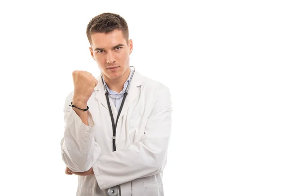 Retrato de un joven médico guapo mostrando un puño que parece loco —  Fotos de Stock