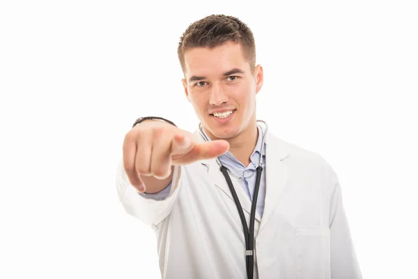 Retrato de un joven médico guapo apuntando cámara — Foto de Stock