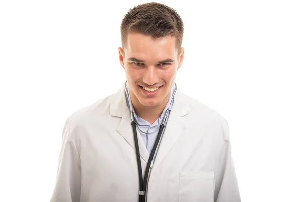 Portret van de jonge knappe dokter glimlachend camera op zoek — Stockfoto