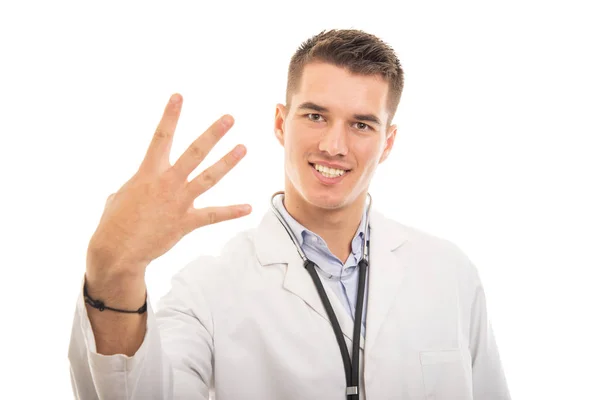 Portret młody przystojny lekarz pokazuje gest numer cztery — Zdjęcie stockowe
