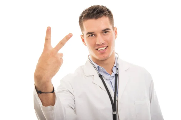 Ritratto di giovane bel dottore che mostra il gesto numero due — Foto Stock