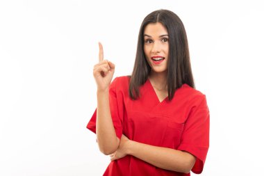 Fikir jesti yapan önlük giyen güzel hemşire portresi