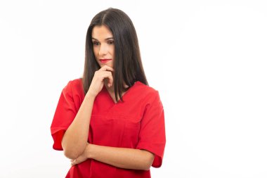 Düşünme gestu yapma scrubs giyen güzel hemşire Portresi