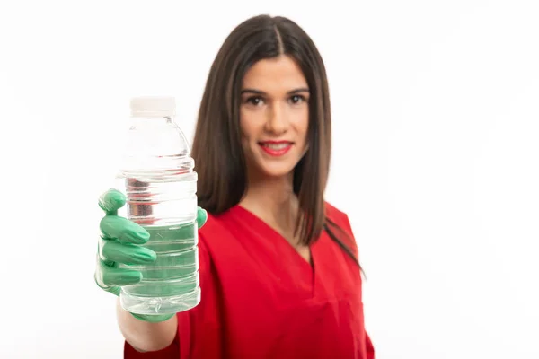 Portrét krásné ošetřovatelky s pitnou vodou — Stock fotografie
