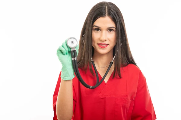 Retrato de bela enfermeira vestindo esfoliação colocando estetoscópio — Fotografia de Stock