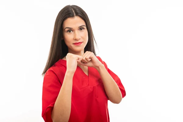 Portrait de belle infirmière portant des gommages faisant gestu de combat — Photo