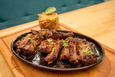 Pub veya bistro masada garnitür ile lezzetli kaburga