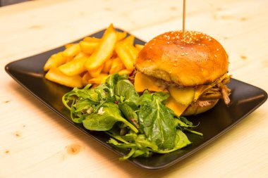 Bistro masada salata ve patates kızartması ile lezzetli burger