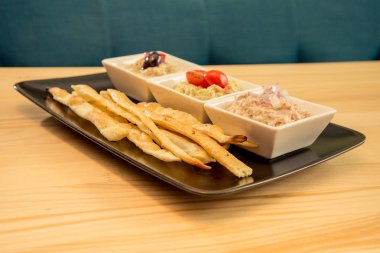 Dips demet ile lezzetli ekmek çubukları