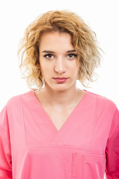 Retrato de una joven enfermera vestida con bata rosa —  Fotos de Stock