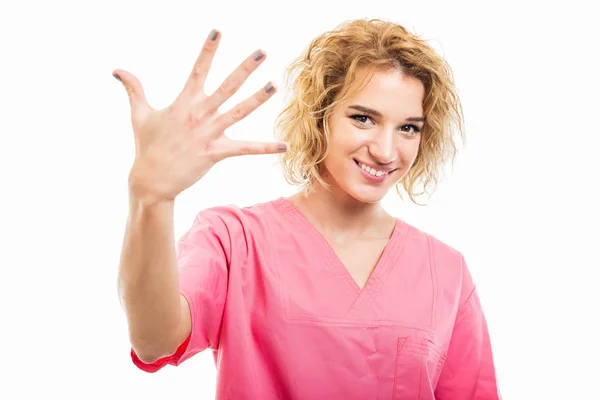 Портрет медсестры в розовом скрабе с номером пять — стоковое фото