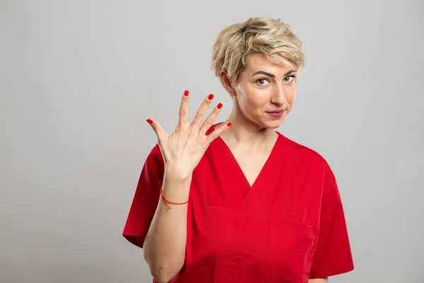 Portrait Young Attractive Female Nurse Showing Number Five Grey Background — Stock Photo, Image