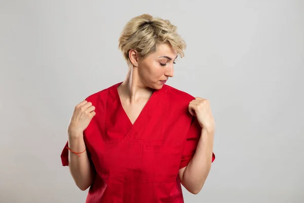 Portret Van Jonge Aantrekkelijke Verpleegster Rangschikken Shirt Grijze Achtergrond Met — Stockfoto