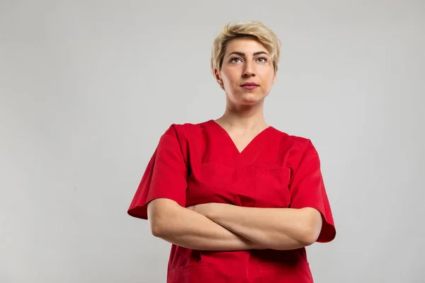Low Angle Attractive Female Nurse Standing Arms Crossed Grey Background — Stock Photo, Image
