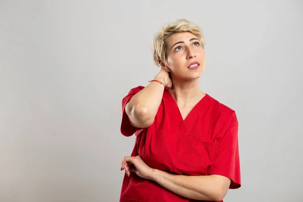 Porträt Einer Jungen Attraktiven Krankenschwester Mit Zurückhaltendem Hals Auf Grauem — Stockfoto