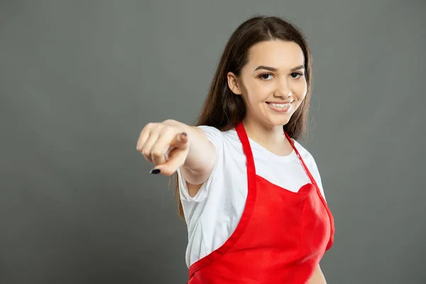 Retrato Una Joven Atractiva Empleada Del Supermercado Apuntando Cámara Sobre —  Fotos de Stock