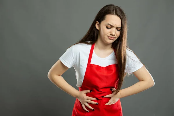 Retrato Empregado Supermercado Feminino Segurando Estômago Como Ferir Fundo Cinza — Fotografia de Stock