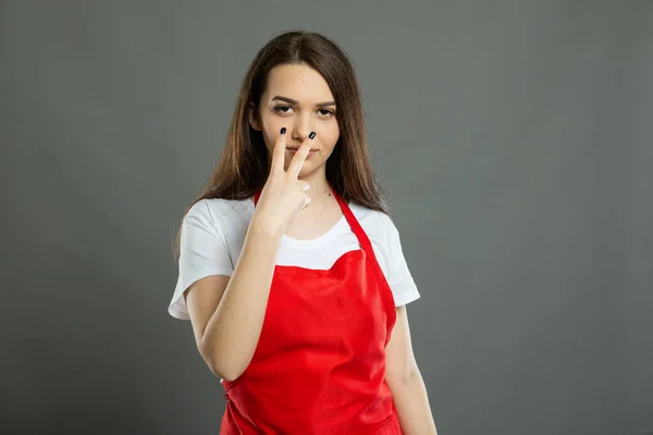 Porträt Einer Supermarkt Mitarbeiterin Die Mich Mit Geste Auf Grauem — Stockfoto