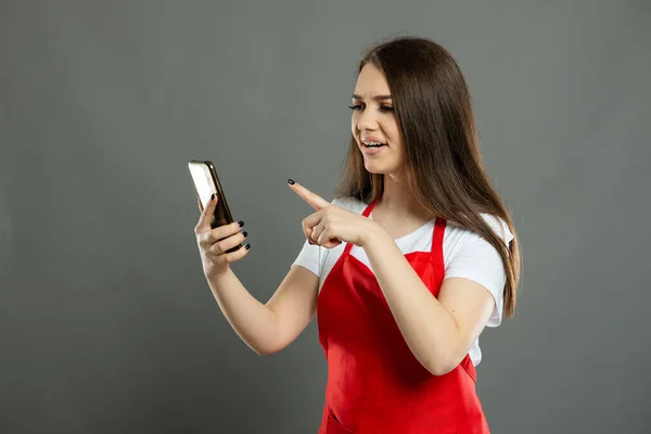 Potret Karyawan Supermarket Perempuan Muda Yang Berbicara Telepon Pintar Dengan — Stok Foto