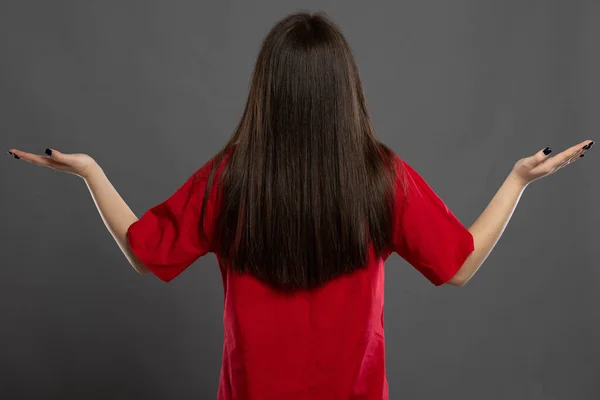 Dlouhé Vlasy Zdravotní Sestra Zvedá Obě Ruce Zády Kameře Šedém — Stock fotografie