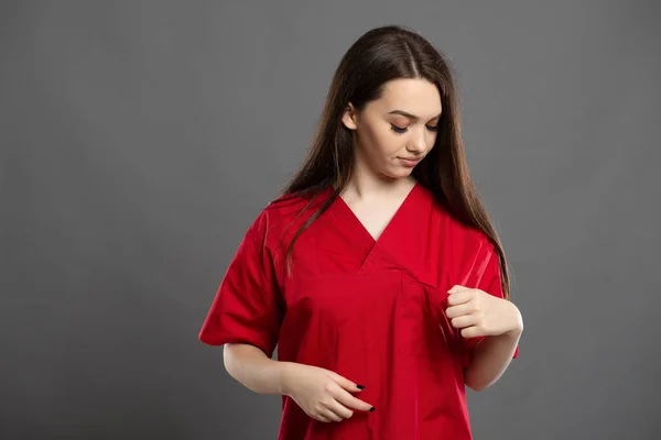 Чёрные Волосы Молодая Медсестра Проверяет Свою Корзину Красной Больничной Одежде — стоковое фото