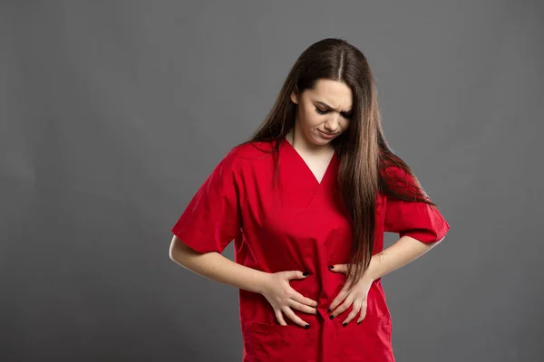 Retrato Uma Jovem Enfermeira Morena Seu Período Vestindo Esfoliação Vermelha — Fotografia de Stock