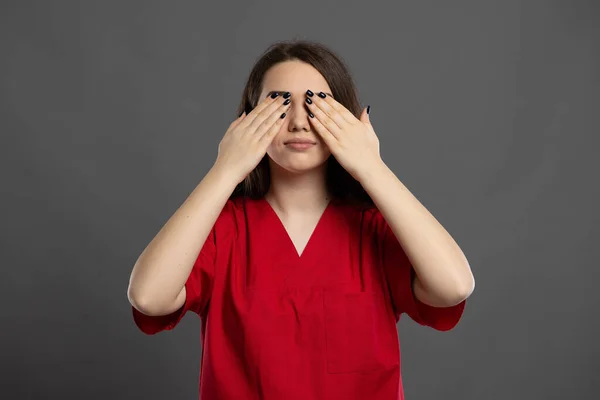 Retrato Enfermeira Atraente Cobrindo Olhos Como Gesto Cego Vestindo Roupas — Fotografia de Stock