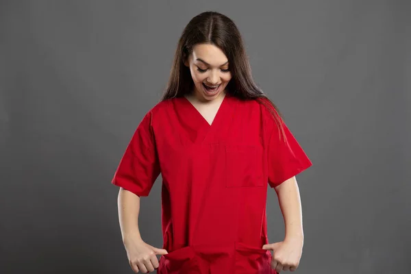Mooi Lang Haar Brunette Verpleegster Opgewonden Omdat Haar Zakken Vol — Stockfoto