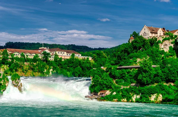 Pemandangan Rhine Falls Rheinfalls, air terjun polos terbesar di Eropa. Keuskupan tersebut terletak di dekat kota Schaffhausen, utara Swiss, antara kanton-kanton Schaffhausen — Stok Foto