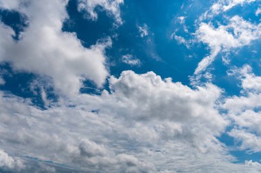 Bulutlara yakın mavi gökyüzü
