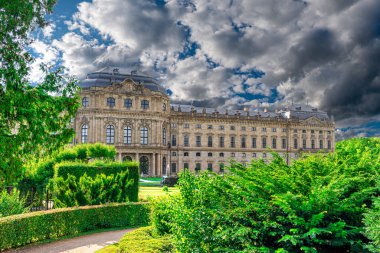 Wurzburg Konağı binası ve Wurzburg, Almanya 'da çiçekli resmi bahçe.
