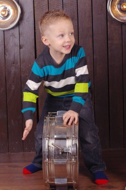 gülen çocuk davula eğlenceli oyun