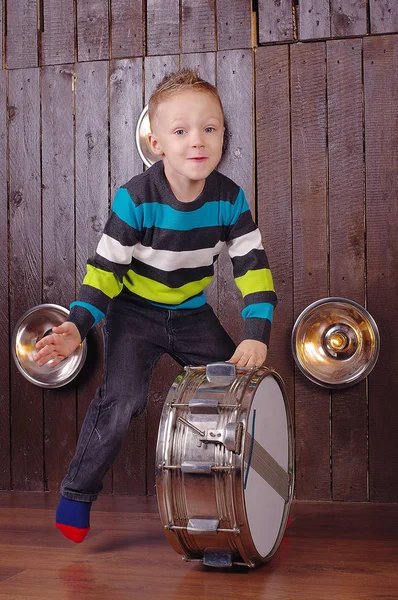 gülen çocuk davula eğlenceli oyun