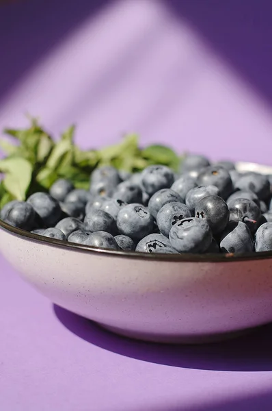 Fresh Delicious Blueberries Mint Bowl Purple Background — Stock Photo, Image