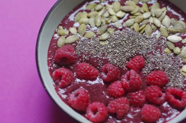 Superfood smoothies kase ahududu, chia, kabak çekirdeği. Organik, vegan, ham. Sağlıklı kahvaltı