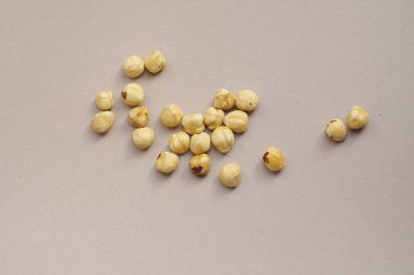 Gri zemin üzerine soyulmuş fındık