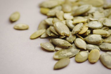 Kabak çekirdeği gri arka plan üzerinde üstten görünüm izole. Organik