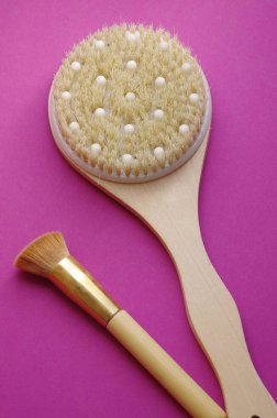 Spa Masaj ahşap gövde fırça mor zemin üzerine. Isolatied