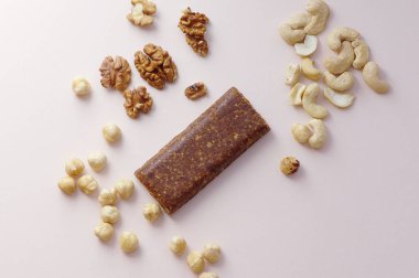 Sağlıklı gıda granola bar beyaz zemin üzerine fındık ile