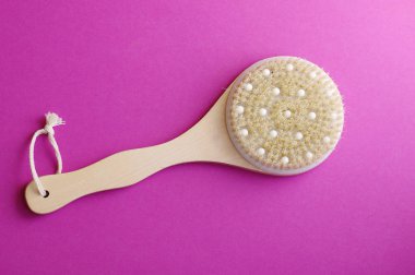 Spa Masaj ahşap gövde fırça mor zemin üzerine. Isolatied