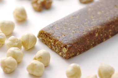 Sağlıklı gıda granola bar beyaz zemin üzerine fındık ile