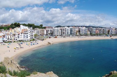 Şaşırtıcı görünümü şehir, plaj ve deniz. Blanes, Costa Brava, Katalonya, İspanya. Yaz seyahat etmek tatil