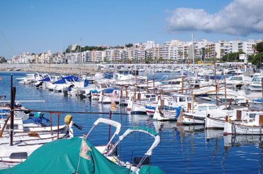 Satır Lüks Yelkenli resmini suya yansıyan bağlantı noktası yat bay, yaz tatili, aktif yaşam tarzı, konsept tatil. Blanes, Girona Eyaleti, Katalonya, İspanya
