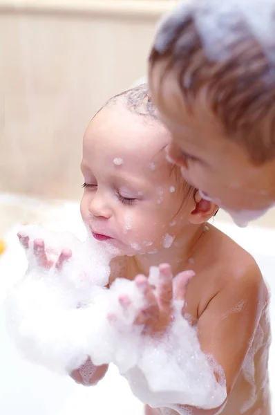 Die Jungen Baden Badezimmer Schaumbad Kinder Spielen Schaumig — Stockfoto