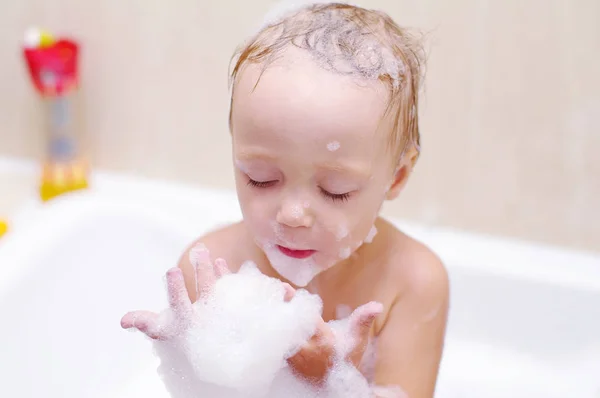 Der Junge Badet Badezimmer Einem Schaumbad Kind Spielt Schäumend — Stockfoto