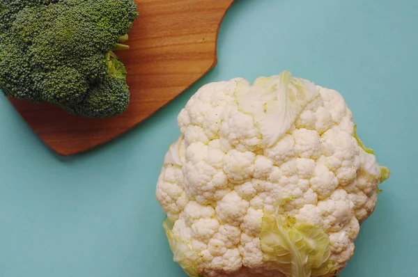 Top View Broccoli Cauliflower Wooden Cutting Board Blue Background Healthy — Stock Photo, Image