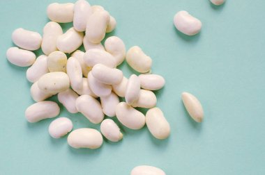 Organik taze beyaz barbunya fasulyesi mavi zemin üzerine. makro 